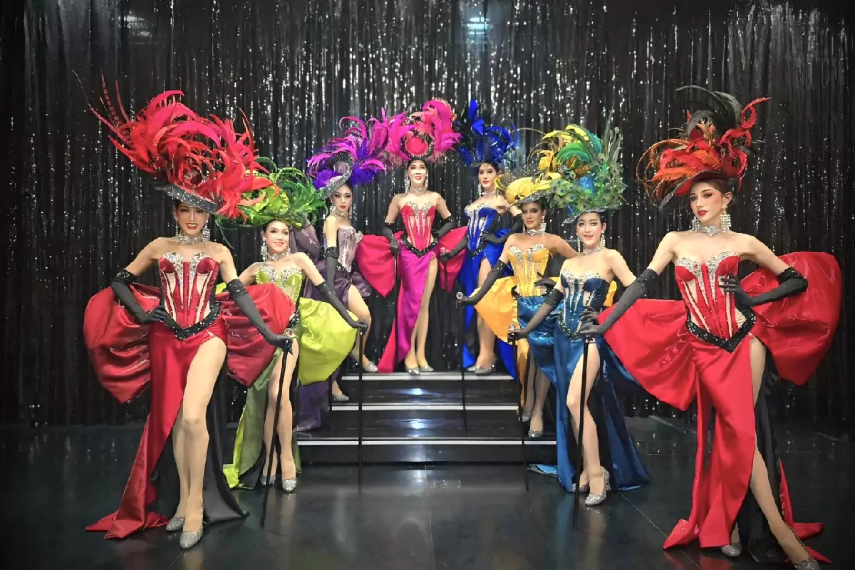 Calypso Cabaret Show & Sunset Dinner Cruise: Dining in Bangkok.